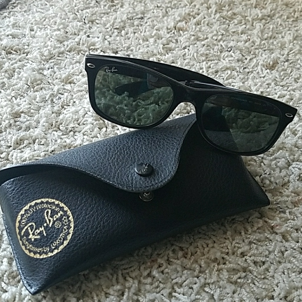 New wayfarer black raybans